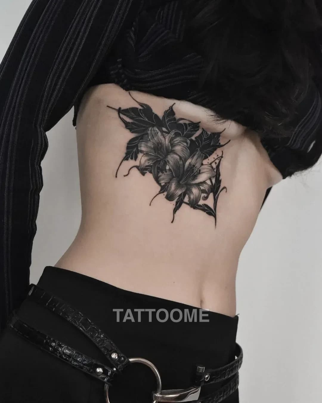 블랙앤그레이 꽃 - orwell.tattoo