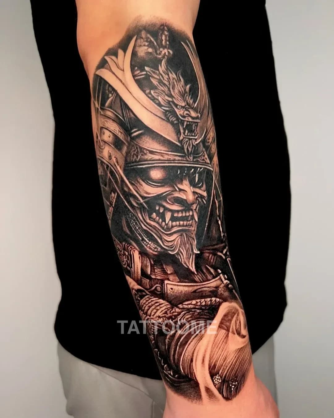 블랙앤그레이 가부토 - inkedout_tattoo